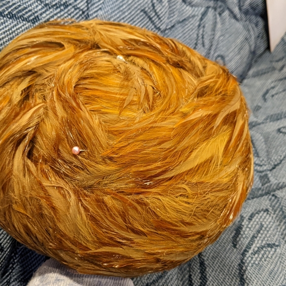Vintage 1950s-1960s Eva Marie Paris New York feathered pillbox hat. Small size. - Picture 3 of 5
